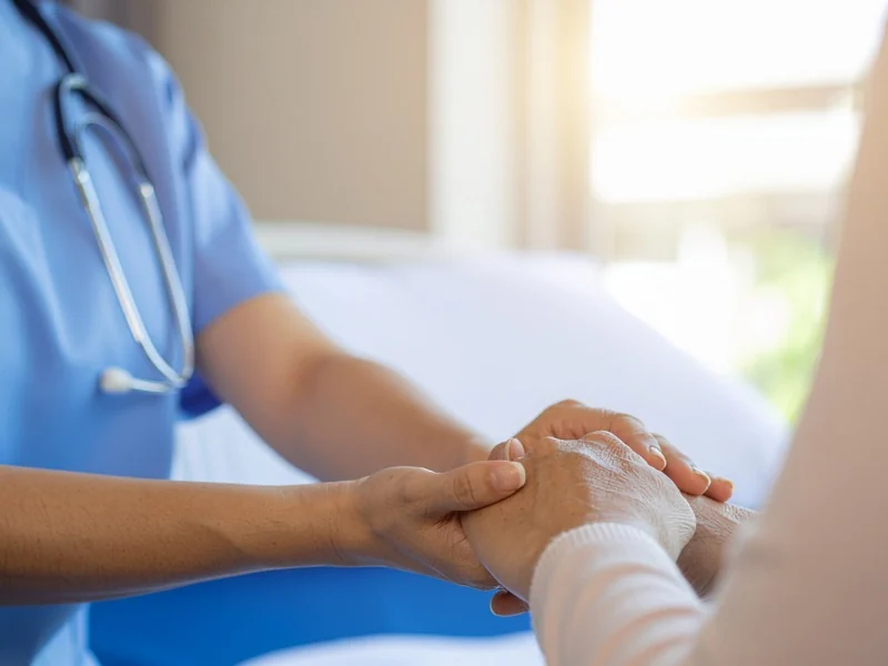 Una professionista sanitaria assiste una persona a domicilio