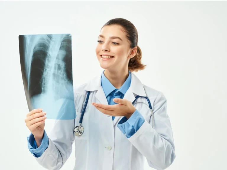 Professionista con una radiografia, immagine dal sito AiDoctMe