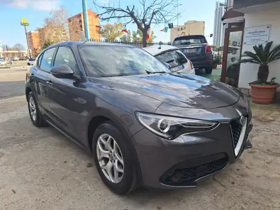 Alfa Romeo Stelvio grigio scuro nel piazzale