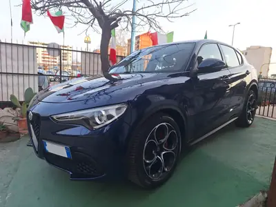 Alfa Romeo Stelvio blu scuro nel piazzale