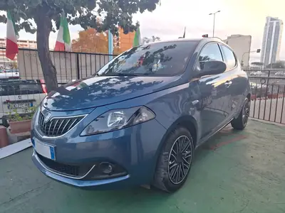 Lancia Ypsilon azzurra nel piazzale