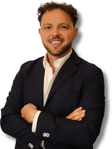 Davide Nardin, in giacca blu e camicia bianca, a braccia conserte