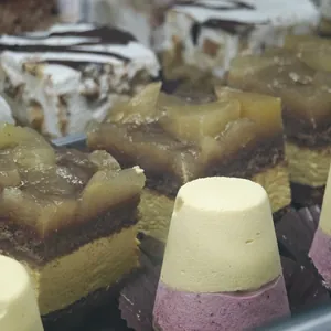 Dolci a strati al cioccolato e alla frutta in vetrina