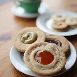 Biscotti ripieni di marmellata e di crema al pistacchio