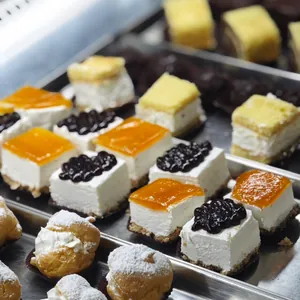 Una teglia di mignon: cheesecake alla frutta, bignè e crostatine