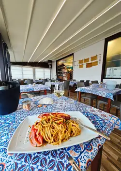 Pasta ai crostacei su un tavolo della veranda