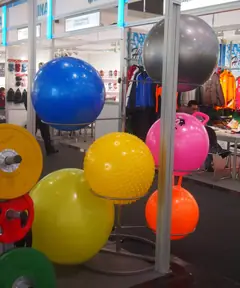 Palloni da ginnastica colorati su una rastrelliera