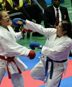 Due karateke in gara: una colpisce con un pugno