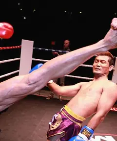 Un calcio alto durante un incontro sul ring