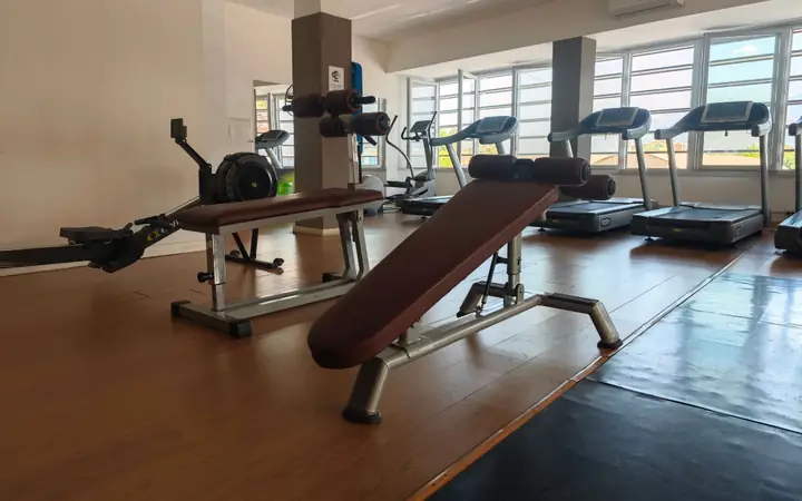 La sala attrezzi con le panche, il vogatore e i tapis roulant