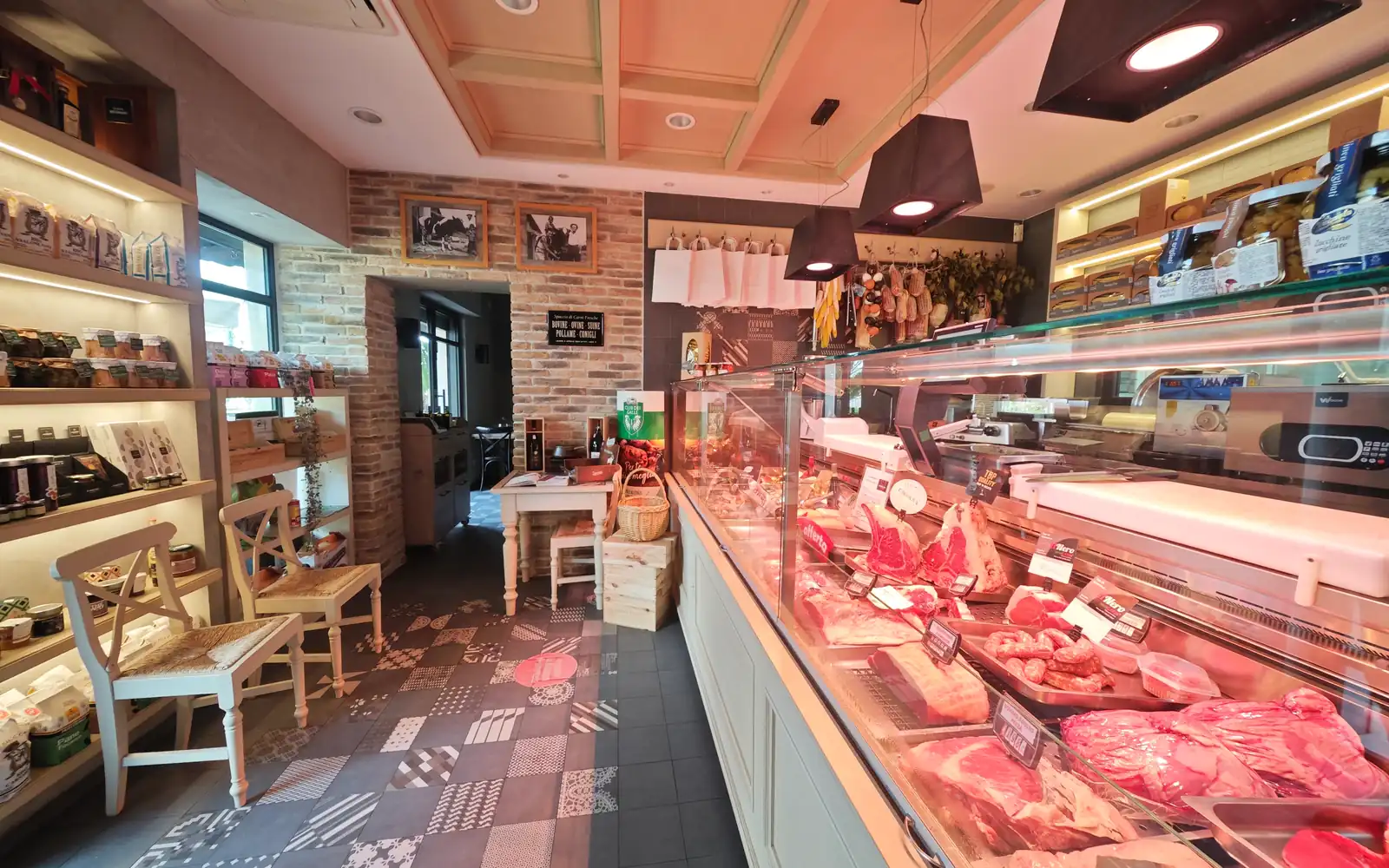 Il banco della macelleria, con le carni in vetrina e gli scaffali dei prodotti