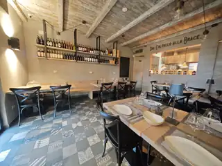 La sala della braceria, con la scritta «Dal coltello alla brace» sulla parete