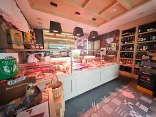 Il banco della macelleria e gli scaffali dei vini