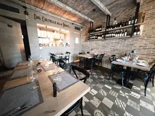 La sala con i muri di mattoni e i tavoli apparecchiati