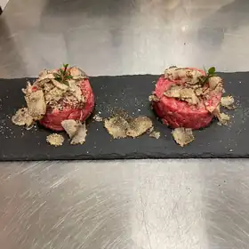 Due tartare di manzo con scaglie di tartufo, su un'ardesia