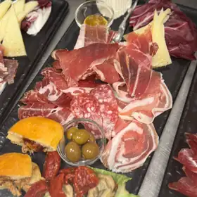 Tagliere di salumi e formaggi con olive e pomodori secchi