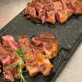 Tagliata di manzo con rosmarino, su un'ardesia