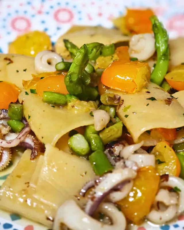 Pasta fresca con calamari, asparagi e pomodorini gialli