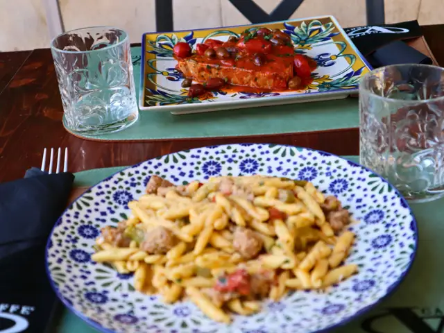 Cavatelli con salsiccia e peperoni in un piatto decorato di blu