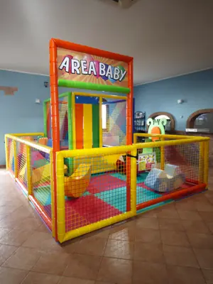 L'area baby, recintata, con i giochi morbidi per i più piccoli