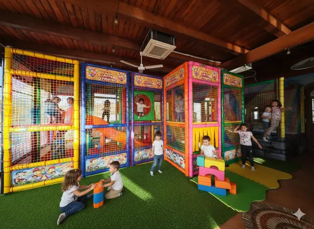 Bambini che giocano fra le strutture colorate del parco giochi