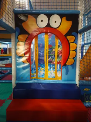 L'ingresso di un'area gioco, a forma di granchio con gli occhi grandi