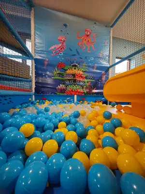 La piscina di palline gialle e azzurre, con lo scivolo