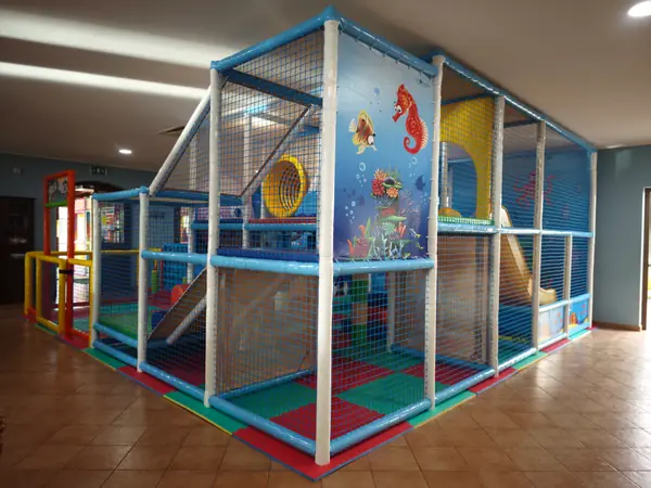 La struttura a più piani del parco giochi, con le reti, i tubi colorati e lo scivolo