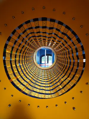 Dentro il tunnel a rete, con un cerchio di luce in fondo