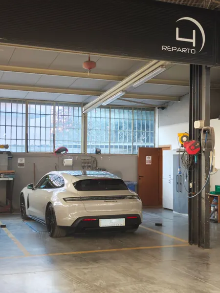 Il reparto 4 della carrozzeria, con un'auto bianca sul ponte davanti alle vetrate