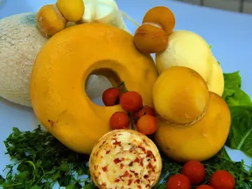 Caciocavalli, provole e un formaggio al peperoncino, con pomodorini