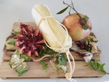 Un filone di mozzarella legato, con melagrane e radicchio