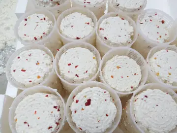 Ricotte al peperoncino nei loro cestelli