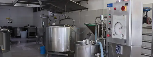 Il laboratorio di produzione, con le caldaie e le macchine in acciaio