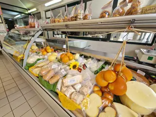 Il bancone refrigerato con scamorze, caciocavalli e formaggi confezionati