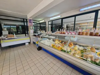 Il punto vendita con il lungo bancone refrigerato