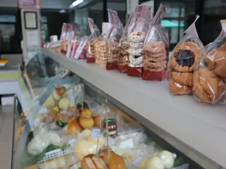 Biscotti fatti in casa sopra la vetrina dei formaggi