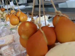 Scamorze affumicate appese per lo spago