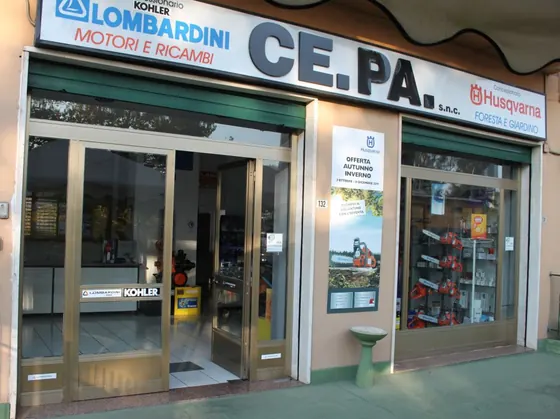 L'ingresso del negozio con le insegne CE.PA., Lombardini e Husqvarna