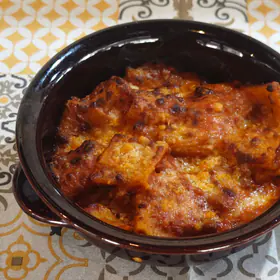 Lasagna gratinata in un tegame di coccio