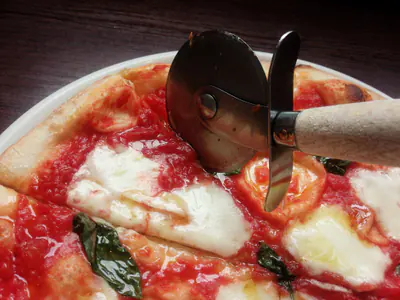 Pizza margherita tagliata con la rotella