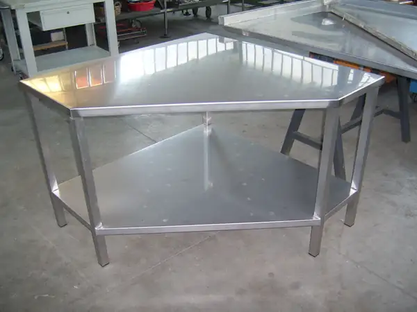 Tavolo angolare in acciaio inox con ripiano inferiore