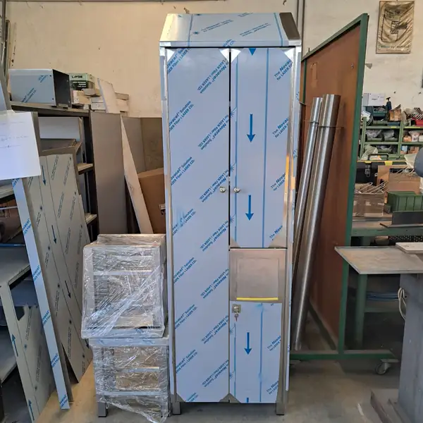 Armadio in acciaio inox ancora protetto dalla pellicola, in officina