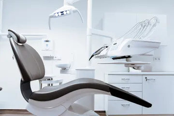 Una poltrona odontoiatrica in uno studio bianco e luminoso