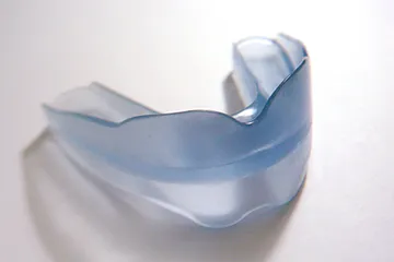 Un apparecchio trasparente da indossare sui denti