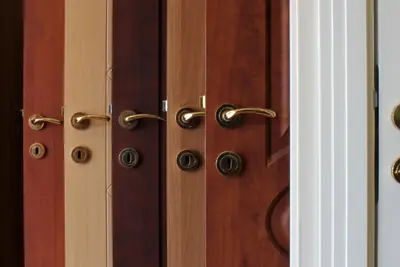 Maniglie e serrature di porte blindate in finiture diverse, affiancate