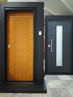 Due porte blindate esposte: una rivestita in legno chiaro a greca, una grigio antracite