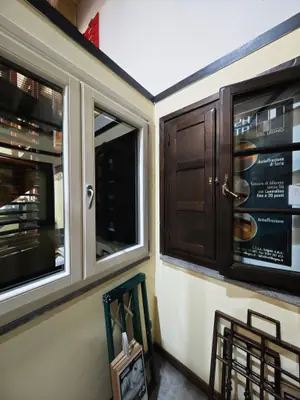 Finestre in legno e in PVC esposte nell’angolo dello showroom