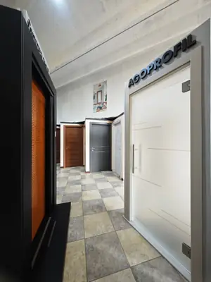 Porte blindate e porte interne esposte nello showroom