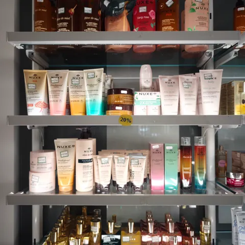 Creme e prodotti per la cura del corpo sugli scaffali della farmacia